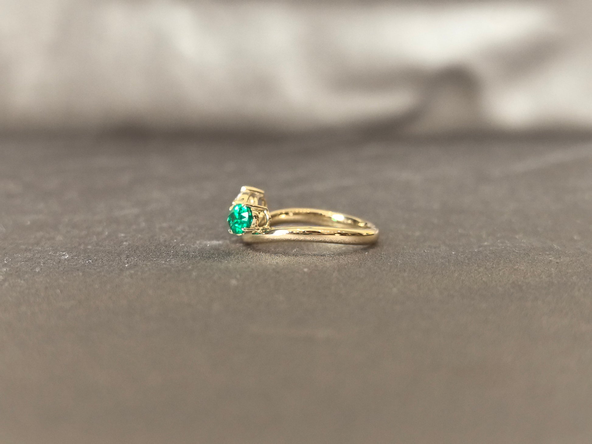 Oval Diamond & Emerald Toi et Moi Ring - Prong-Set - Contemporary Two-Stone Design