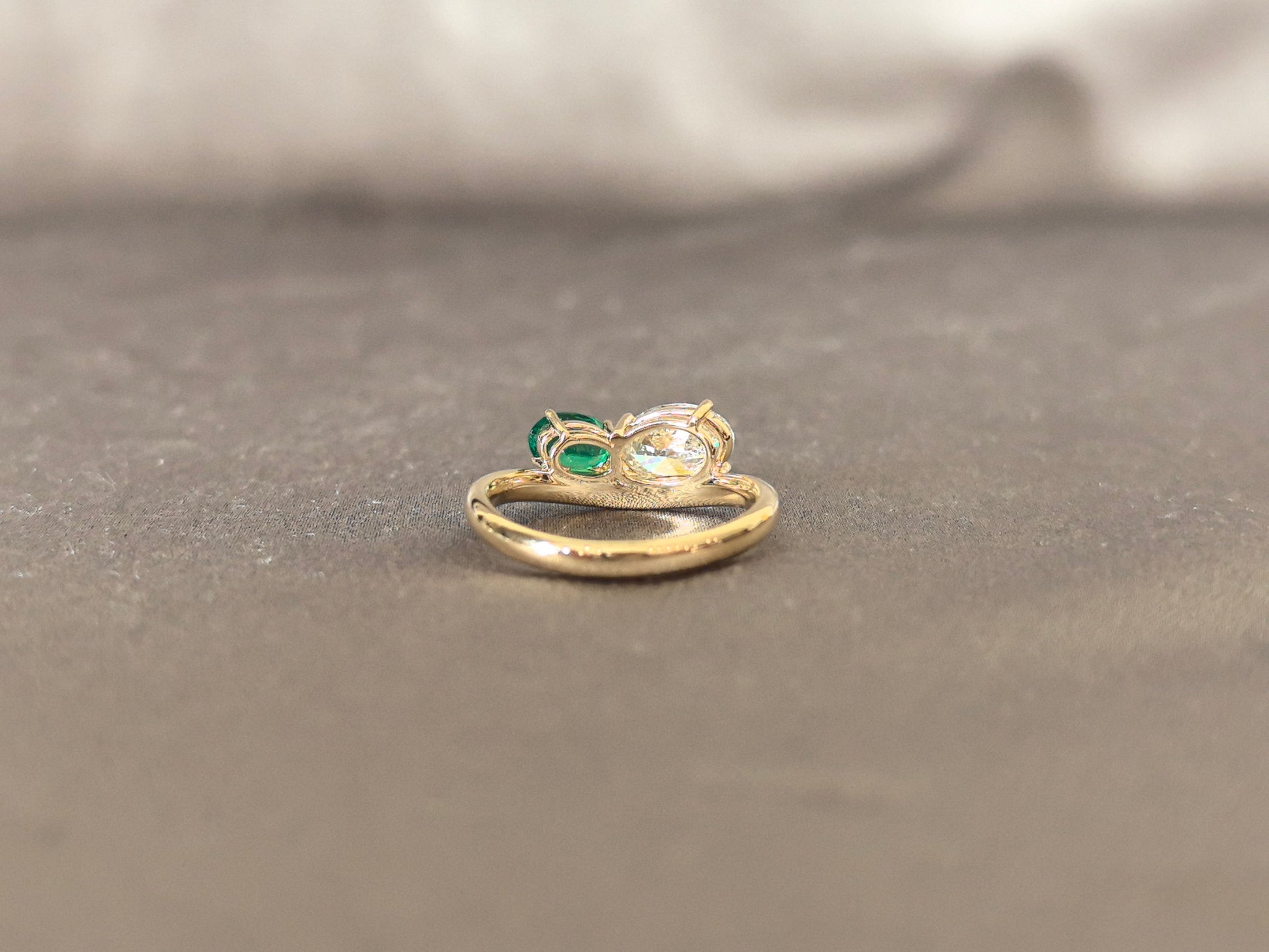 Oval Diamond & Emerald Toi et Moi Ring - Prong-Set - Contemporary Two-Stone Design