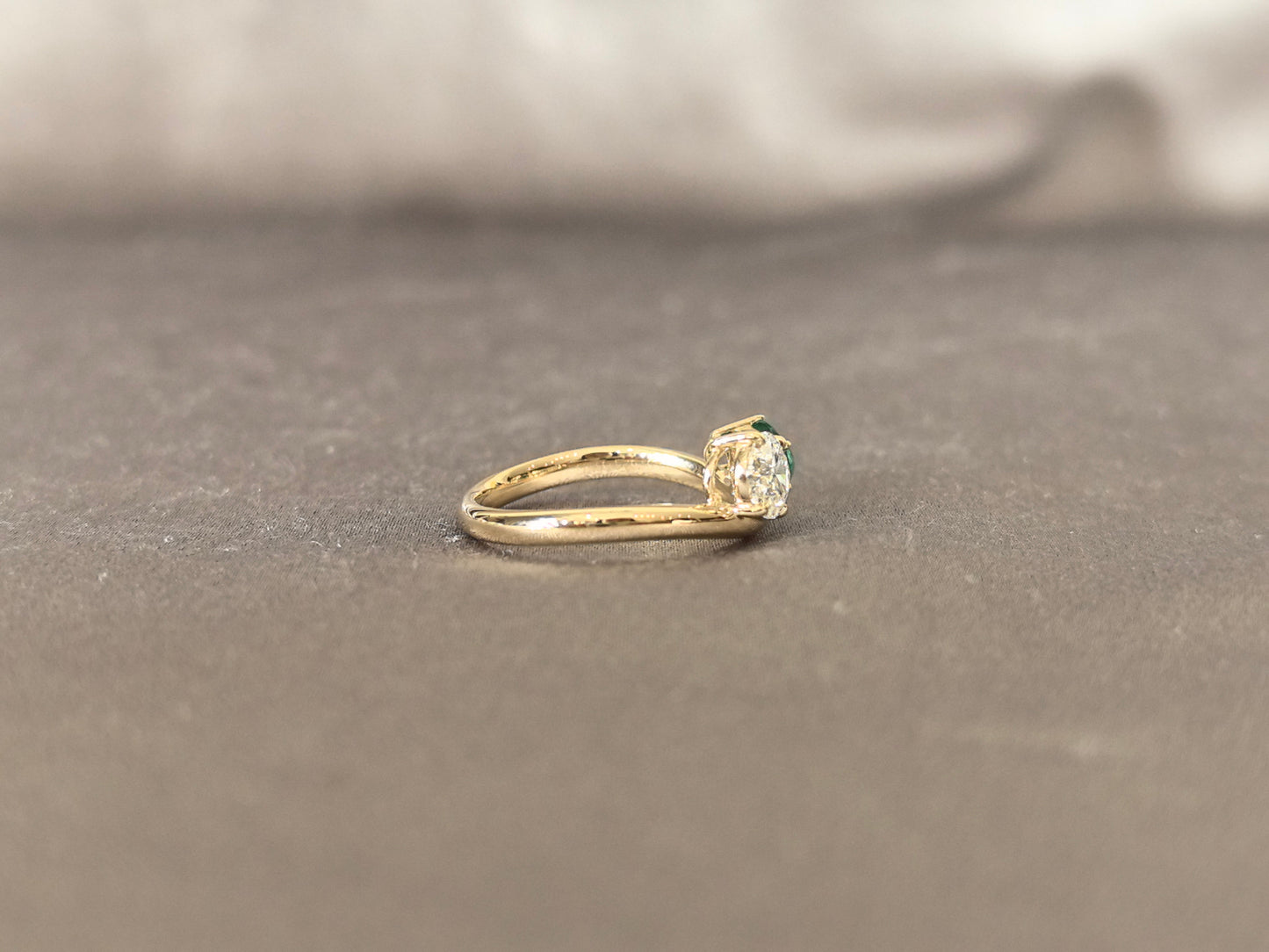 Oval Diamond & Emerald Toi et Moi Ring - Prong-Set - Contemporary Two-Stone Design