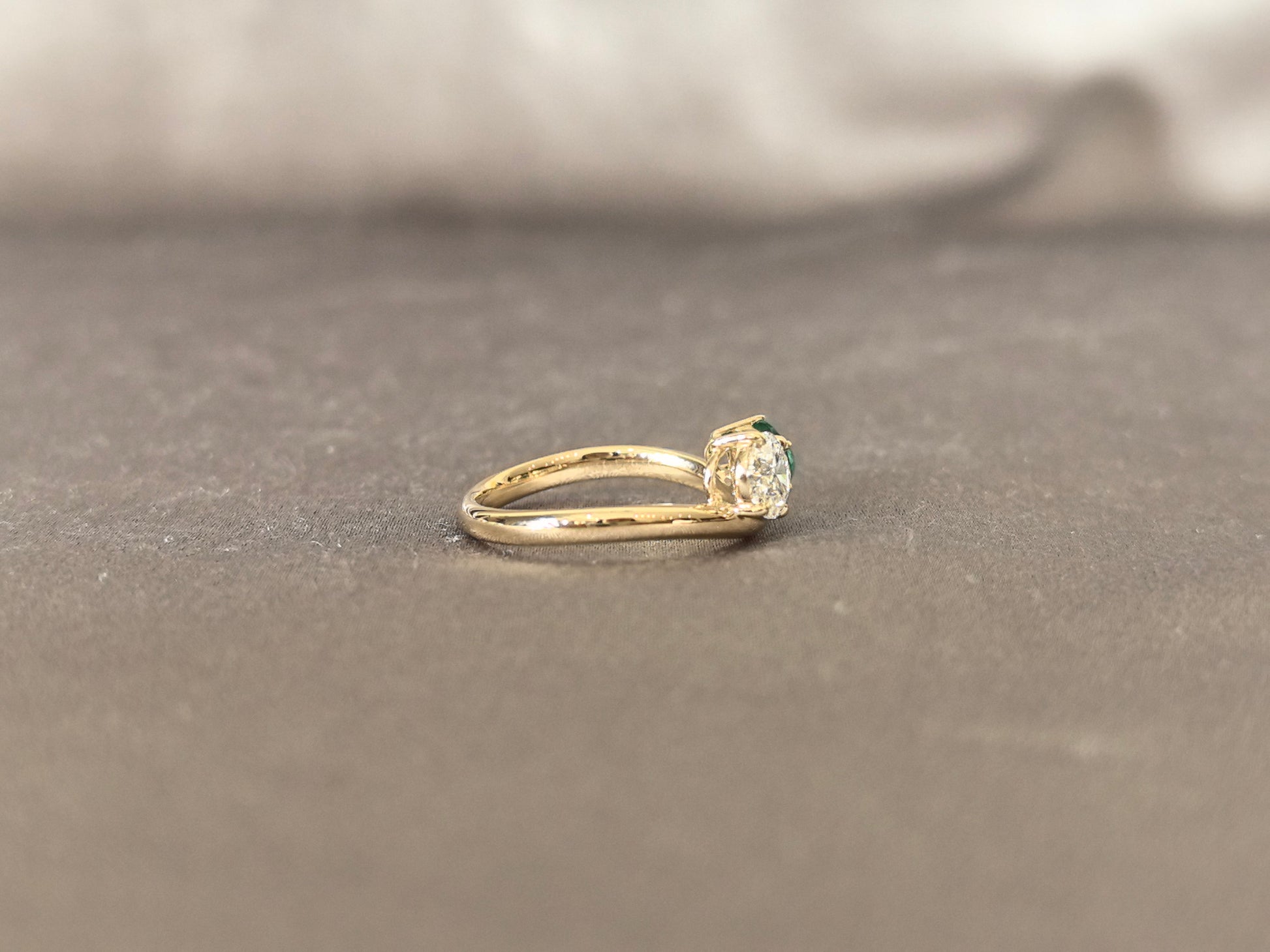 Oval Diamond & Emerald Toi et Moi Ring - Prong-Set - Contemporary Two-Stone Design